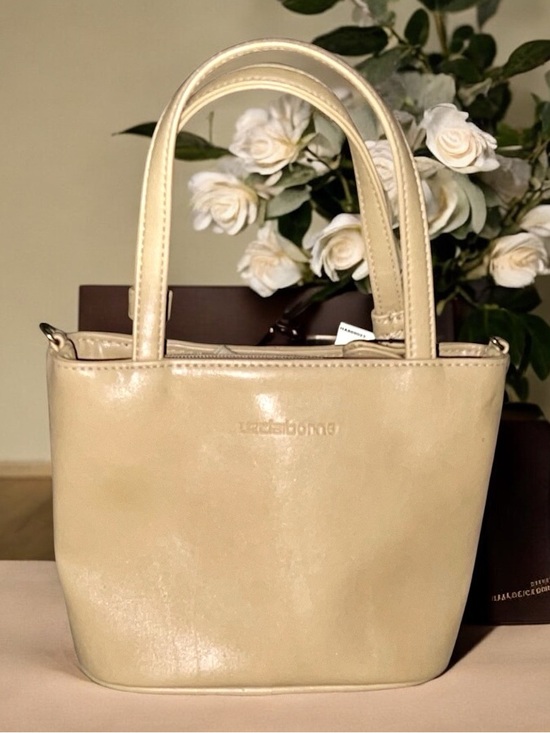 Liz Claiborne Handbags - Vintage Small Liz Claiborne Beige Women’s Leather Tote Purse NWT